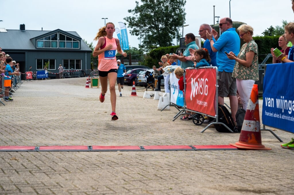 Maud de Jong Winnaar 5 km Vechtloop Weesp